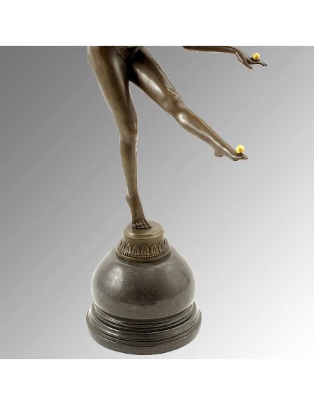 Figura de Bronce. Mujer Art Decó "Juggler"