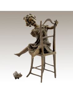 Sculpture en bronze: Fillette sur chaise avec chaton -Patine brune