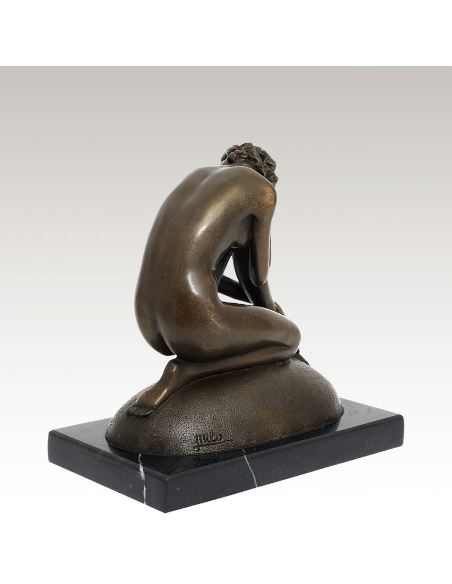 Figura de Bronce. Mujer desnuda posando sobre una roca