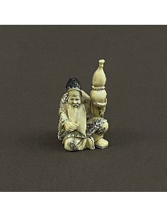 Talla de Marfil. Netsuke anciano sentado cantiplora (ESAB00042/13i)