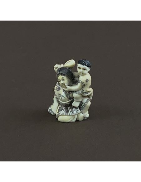 Talla de Marfil. Netsuke mujer con niño en brazos (ESAB00042/13i)