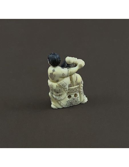 Talla de Marfil. Netsuke mujer con niño en brazos (ESAB00042/13i)